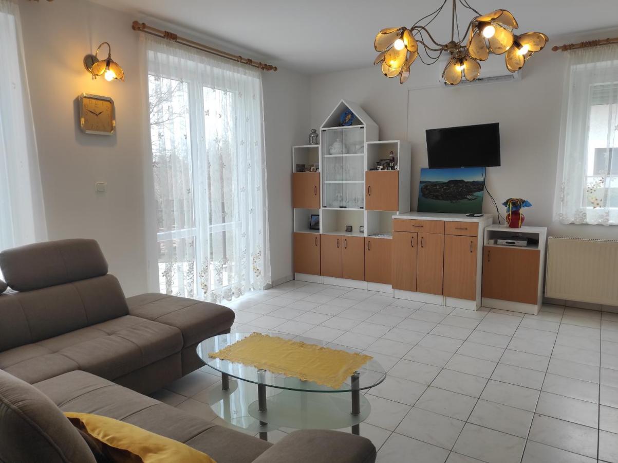 Badacsony Apartmanhaz บาดัคชอยโตมาย ภายนอก รูปภาพ